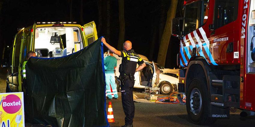 Automobilist zwaargewond na botsing tegen boom Boxtel Automobilist zwaargewond na botsing tegen boom Boxtel