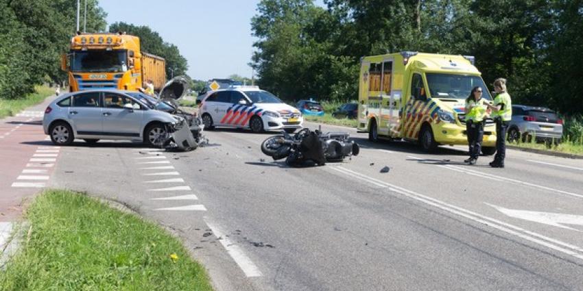 Botsing tussen auto en motor Botsing tussen auto en motor