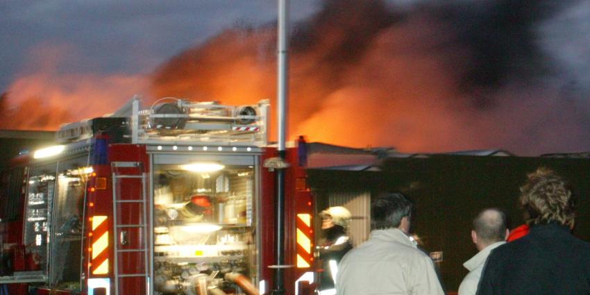 Dikke rookwolken boven Vondelpark door brand in schuur van Stadsdeel Dikke rookwolken boven Vondelpark door brand in schuur van Stadsdeel