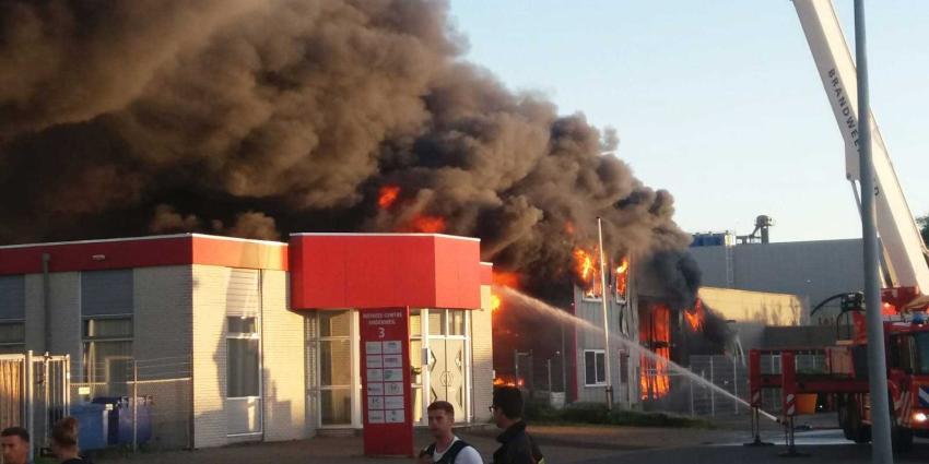 brand-ijzerwarenzaak-rookwolken brand-ijzerwarenzaak-rookwolken