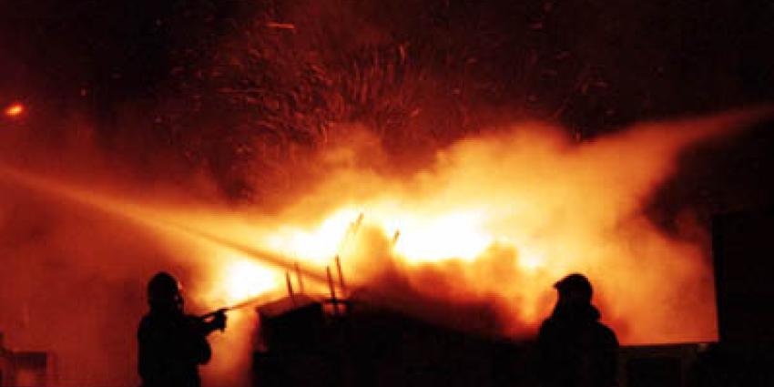 brand-avond-donker-brandweermensen