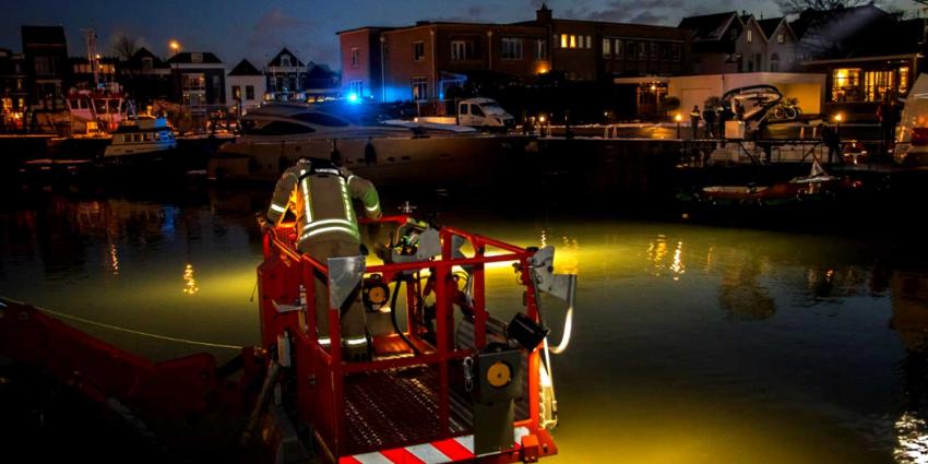 Auto te water, 1 inzittende uit water gehaald Auto te water, 1 inzittende uit water gehaald