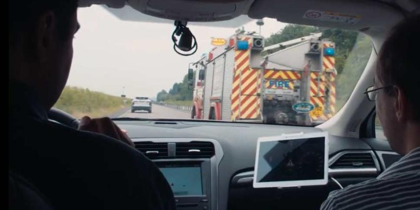 Ford waarschuwt bestuurders over locatie en afstand van naderend hulpvoertuig Ford waarschuwt bestuurders over locatie en afstand van naderend hulpvoertuig