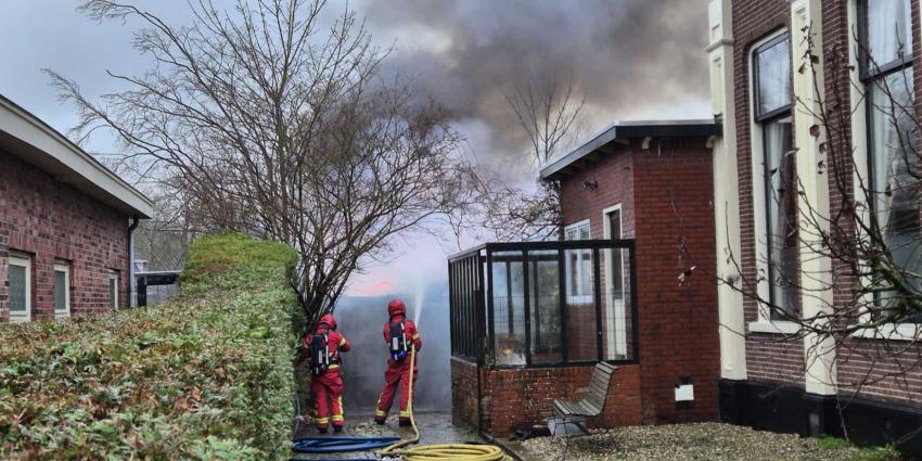 brandweermannen-blussen-schuurbrand brandweermannen-blussen-schuurbrand