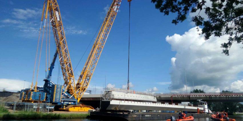 Brugdelen nieuwe brug over de Gaasp ingehesen Brugdelen nieuwe brug over de Gaasp ingehesen