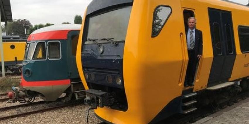Buffel loopt binnen bij Spoorwegmuseum Buffel loopt binnen bij Spoorwegmuseum