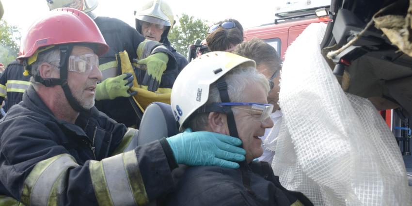 Brandweer bevrijdt Utrechtse burgemeester uit autowrak Brandweer bevrijdt Utrechtse burgemeester uit autowrak