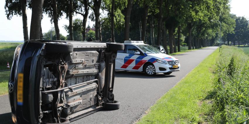 Auto op zijn kant Auto op zijn kant