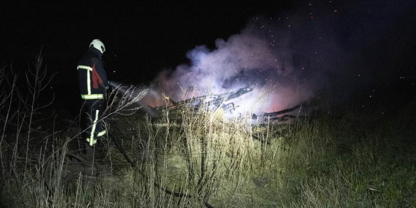 Brandweer blust buitenbrand Brandweer blust buitenbrand