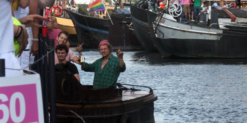 Stapvoets voor boten in Amsterdamse grachten Stapvoets voor boten in Amsterdamse grachten