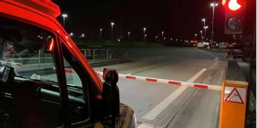 Nederlandse ambulance met coronapatiënt tegengehouden voor tolgeld Nederlandse ambulance met coronapatiënt tegengehouden voor tolgeld