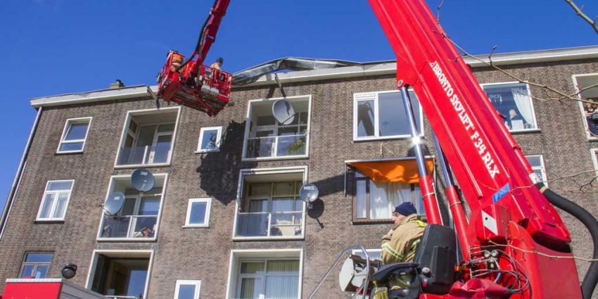 Storm rukt deel dakgoot van flat in Vlaardingen Storm rukt deel dakgoot van flat in Vlaardingen
