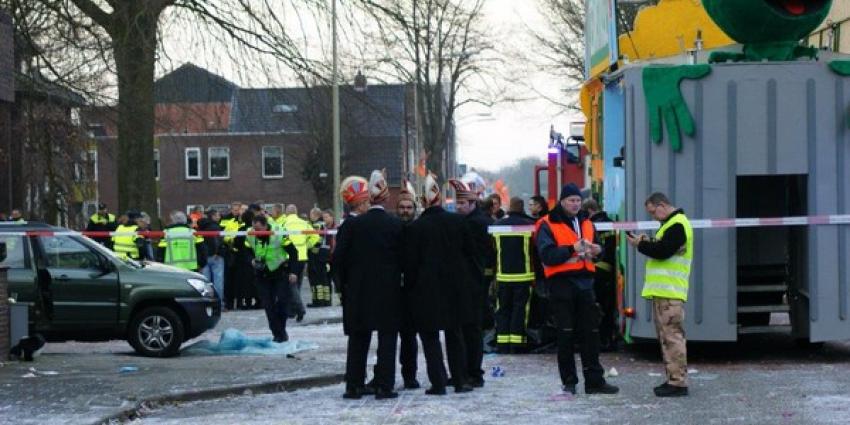 Auto rijdt in op praalwagen in Ter Apel: 33-jarige vrouw komt om het leven