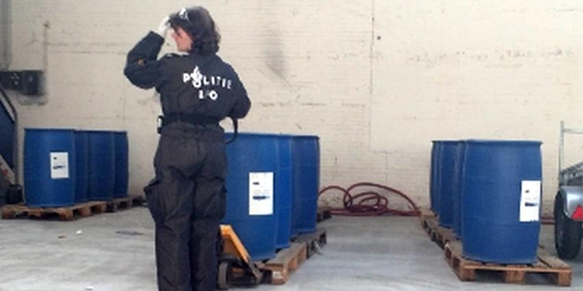 Politie stuit op 8.800 liter grondstof voor harddrugs in Tilburg Politie stuit op 8.800 liter grondstof voor harddrugs in Tilburg