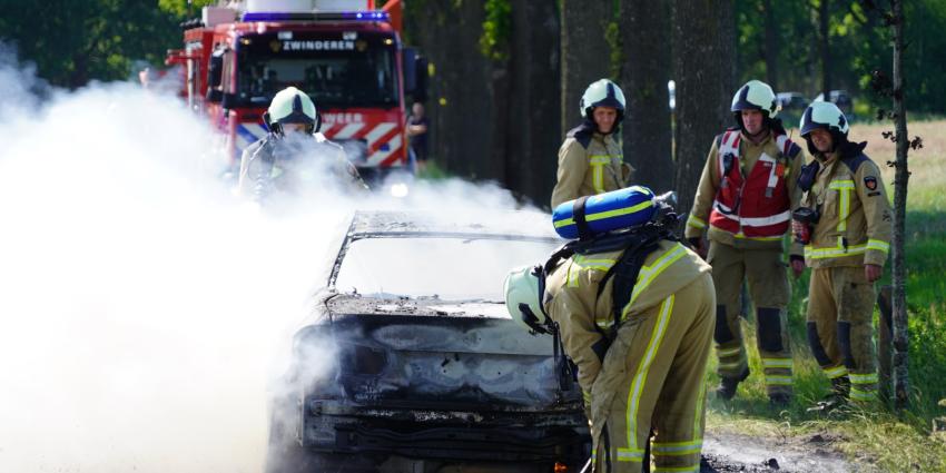 Brandweer blust laatste resten van auto Brandweer blust laatste resten van auto
