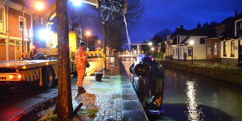 Takelbedrijf haalt auto uit water Takelbedrijf haalt auto uit water