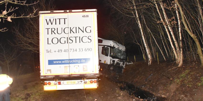 Vrachtwagen naast de weg vrachtwagen naast de weg