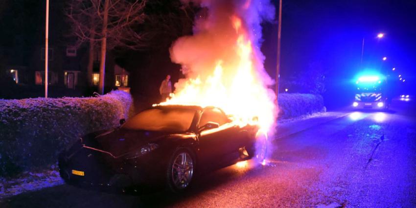 Gloednieuwe Ferrari in vlammen op in Den Dolder