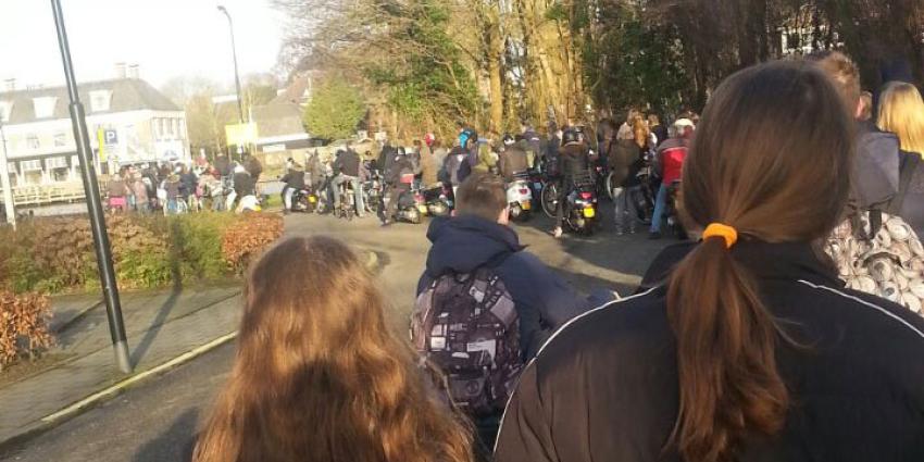 Fietsers staan in lange file voor Uithoorn