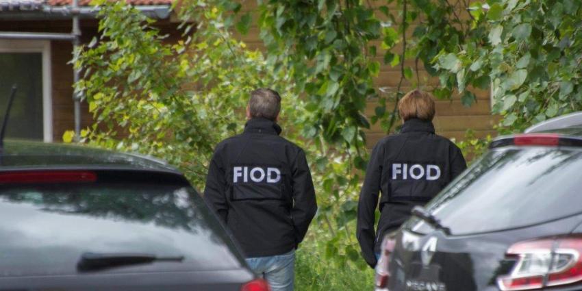 Politie treft hennepkwekerij en wapens aan in Termuntenzijl