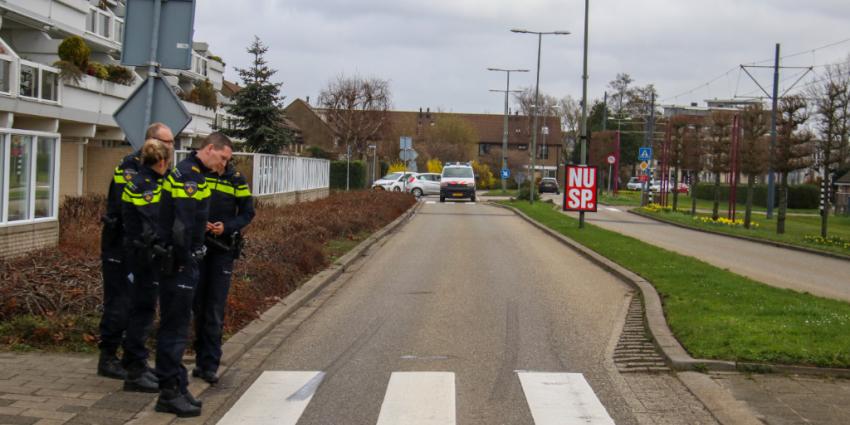 Man schrikt en valt na hard remmen auto Man schrikt en valt na hard remmen auto