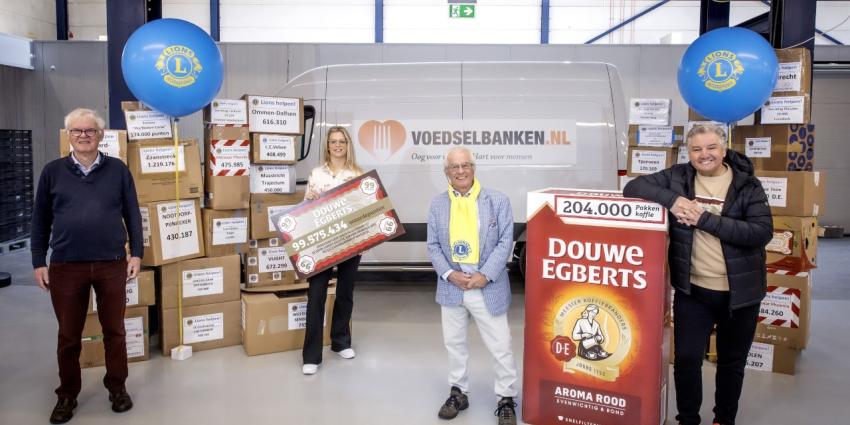 V.l.n.r. op de foto: Henk Foekens (Voedselbanken Nederland), Ellen van der Linde (Marketing Manager Douwe Egberts), Jaap Stelling (Lionsclubs Nederland) en René Froger, ambassadeur van Voedselbanken Nederland V.l.n.r. op de foto: Henk Foekens (Voedselbanken Nederland), Ellen van der Linde (Marketing Manager Douwe Egberts), Jaap Stelling (Lionsclubs Nederland) en René Froger, ambassadeur van Voedselbanken Nederland