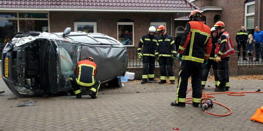 Vrouw gekanteld met auto in Nieuw Amsterdam Vrouw gekanteld met auto in Nieuw Amsterdam