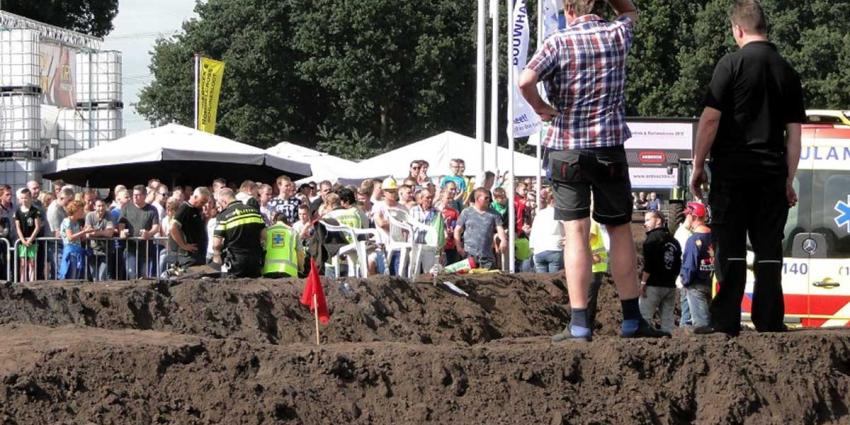 Baanofficials gewond bij ongeval autocross Schuinesloot Baanofficials gewond bij ongeval autocross Schuinesloot