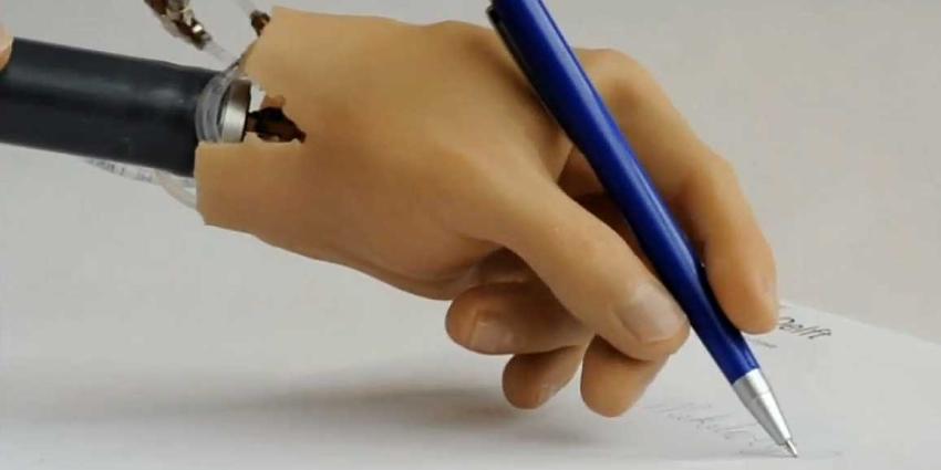 Foto van handprothese schrijvend | TU Delft Foto van handprothese schrijvend | TU Delft