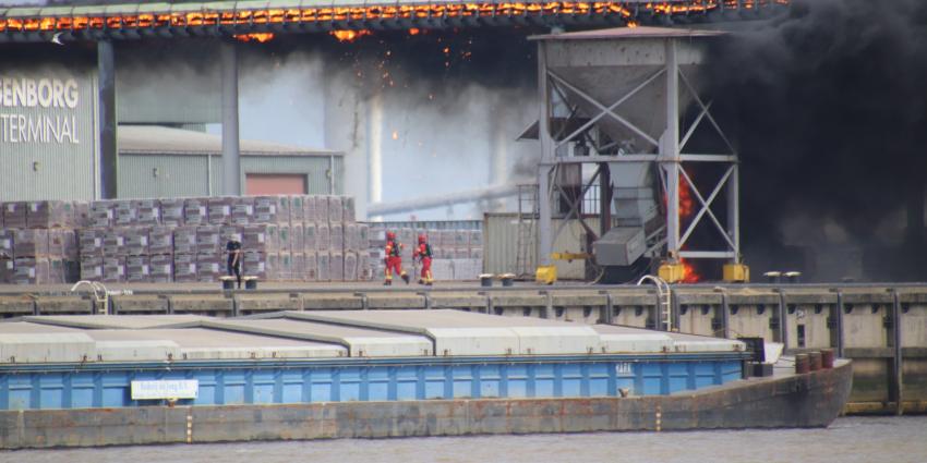 Brandweer met groot materieel aanwezig Brandweer met groot materieel aanwezig