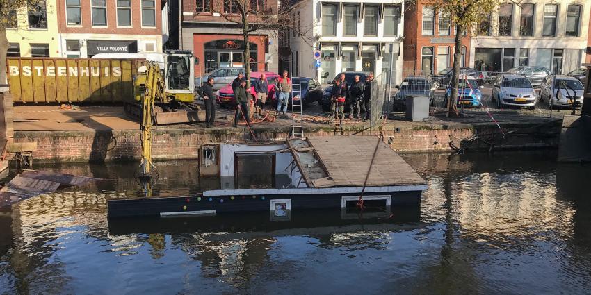 Woonboot gezonken in stad Groningen Woonboot gezonken in stad Groningen