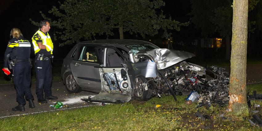 Auto botst frontaal op boom Auto botst frontaal op boom