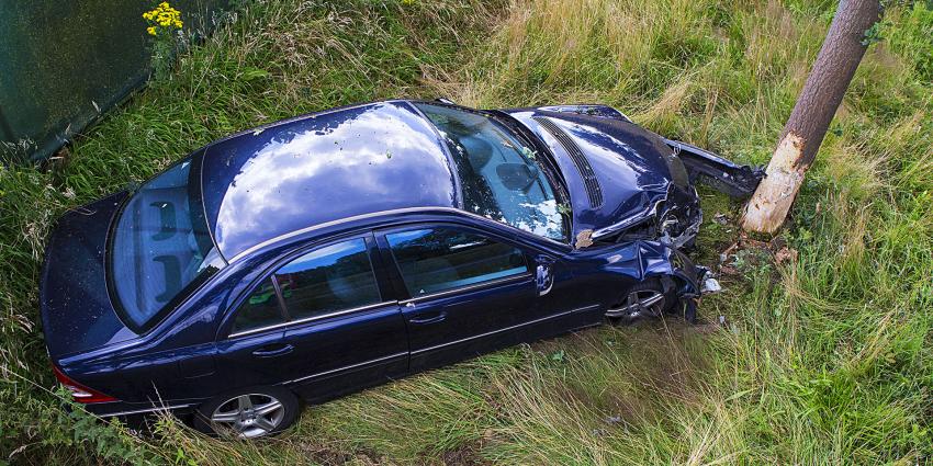 Vrouw met de schrik vrij na aanrijding met boom Vrouw met de schrik vrij na aanrijding met boom