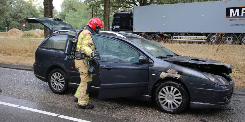 Brandweer blust autobrand Brandweer blust autobrand