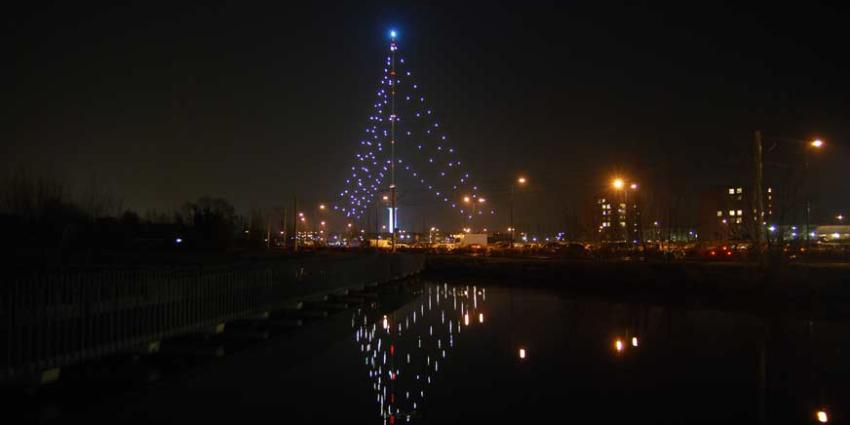 Grootste kerstboom ter wereld weer ontstoken Grootste kerstboom ter wereld weer ontstoken