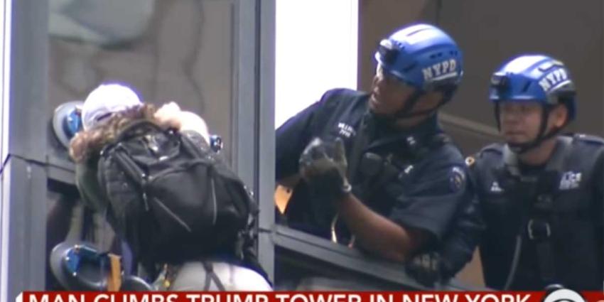 Man beklimt Trump Tower met speciale zuignappen Man beklimt Trump Tower met speciale zuignappen