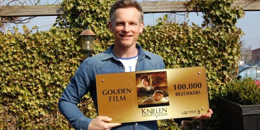 Knielen op een bed violen verwelkomt 100.000e bezoeker Knielen op een bed violen verwelkomt 100.000e bezoeker