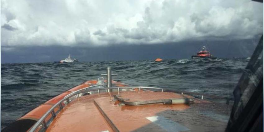 KNRM redt 11 Denen uit zee nadat schip zonk bij Zandvoort KNRM redt 11 Denen uit zee nadat schip zonk bij Zandvoort