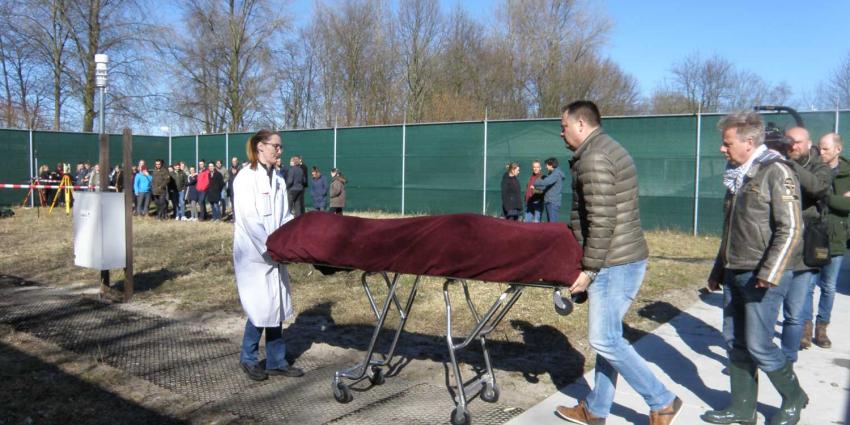 Eerste lichaam begraven op AMC-terrein om ontbinding te monitoren Eerste lichaam begraven op AMC-terrein om ontbinding te monitoren