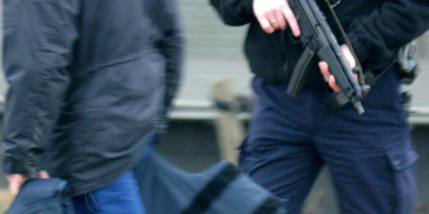 Machinegeweren aangetroffen bij inval in woning Hoogblokland Machinegeweren aangetroffen bij inval in woning Hoogblokland