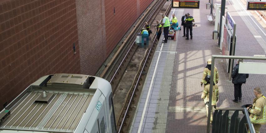 Vrouw gewond na ongeval in metrostation Schiedam Vrouw gewond na ongeval in metrostation Schiedam