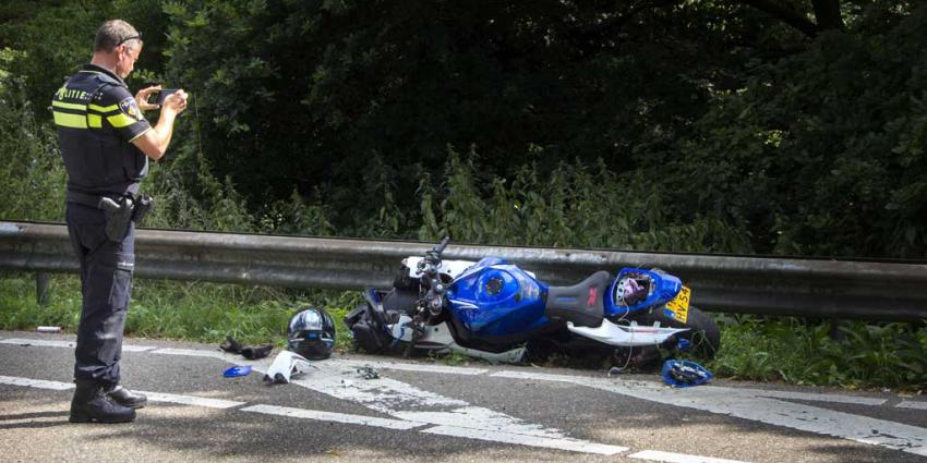 Motor onder vangrail op A20 na aanrijding Motor onder vangrail op A20 na aanrijding