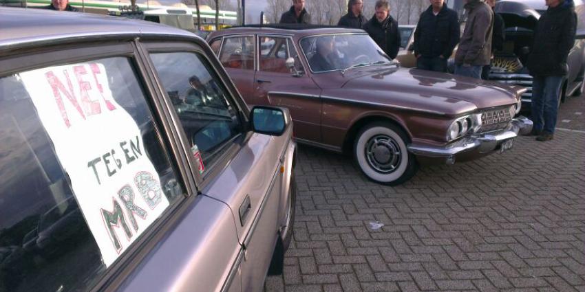 Oldtimers rijden protestrit tegen milieuzones Oldtimers rijden protestrit tegen milieuzones