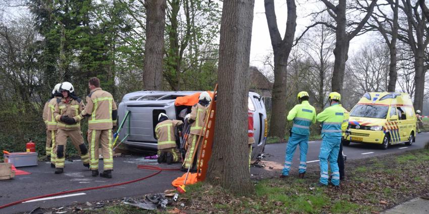 Porsche-rijder gewond na crash Porsche-rijder gewond na crash