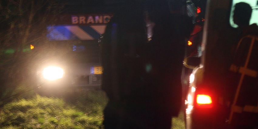 Automobilist (24) overleden na botsing tegen boom in Kruiningen Automobilist (24) overleden na botsing tegen boom in Kruiningen