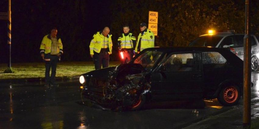 Een gewonde en veel schade na botsing Qbuzz met twee auto's in Veendam