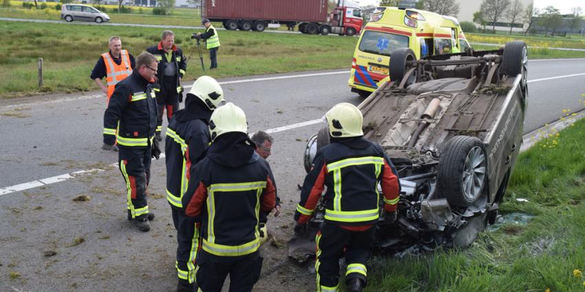 Bestelwagen schiet rechtdoor op afrit snelweg Hoogeveen Bestelwagen schiet rechtdoor op afrit snelweg Hoogeveen