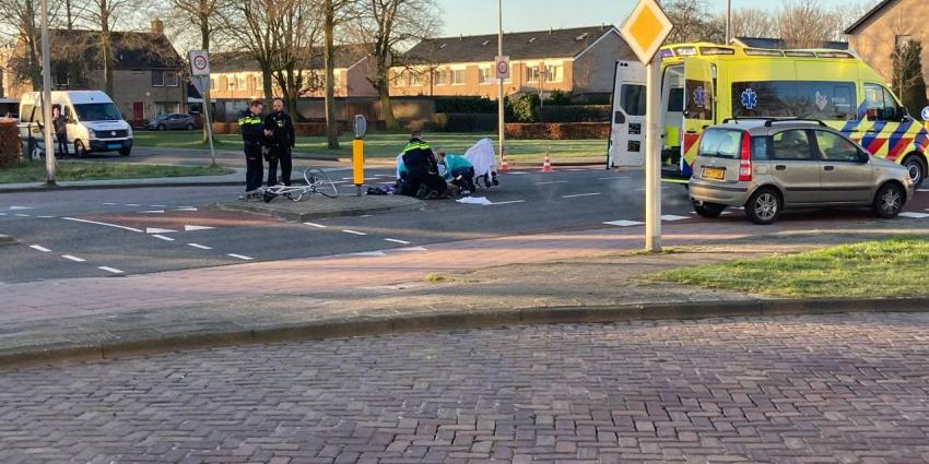 ambulancepersoneel ontfermt zich over slachtoffer ambulancepersoneel ontfermt zich over slachtoffer