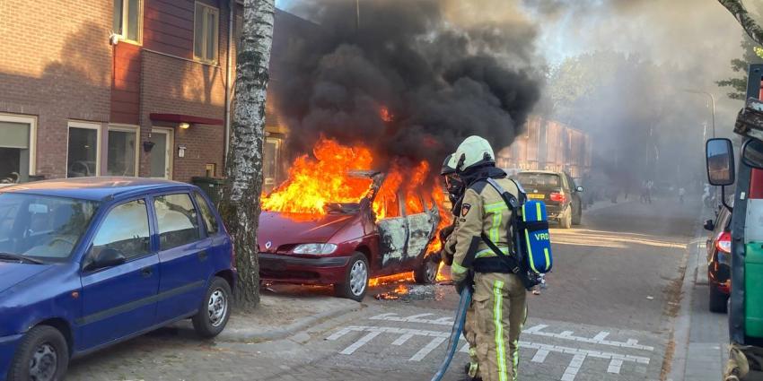 Brandweer blust autobrand Brandweer blust autobrand