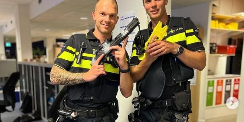 Man met nepwapen uit trein gehaald in Arnhem Man met nepwapen uit trein gehaald in Arnhem